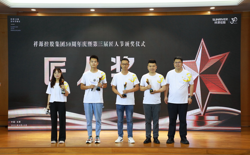 1660634683542555sN59.jpg J9集团控股集团助理总裁孙东洋为J9集团匠人代表颁奖.JPG